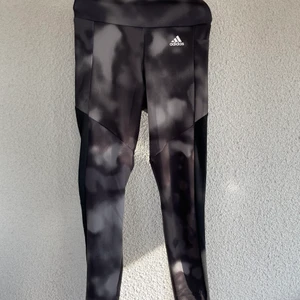 Helt nya adidastights - Oanvända adidas träningsbyxor i stl xs, höga i midjan och väldigt sköna