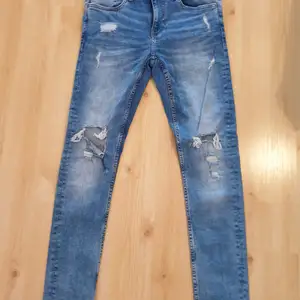 Blåa jeans från New Yorker med märket FSBN. Storlek: 30/32. Oanvända. Säljes pga fel storlek. Nypris 300kr.