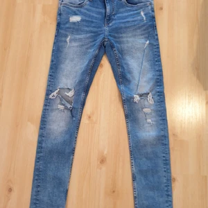 Blåa jeans från FSBN - Blåa jeans från New Yorker med märket FSBN. Storlek: 30/32. Oanvända. Säljes pga fel storlek. Nypris 300kr.