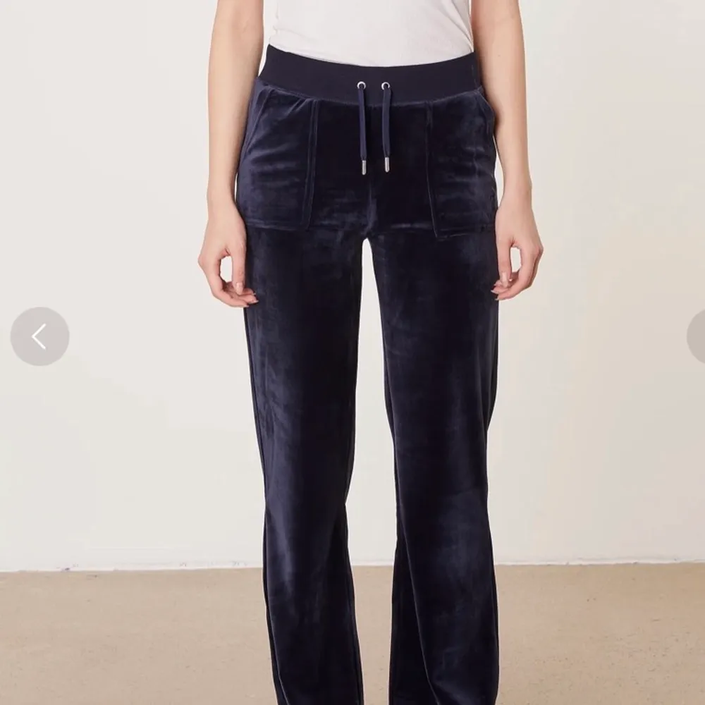 Mörkblåa juicy byxor i storlek S ❤️ skriv för mer bilder. Jeans & Byxor.