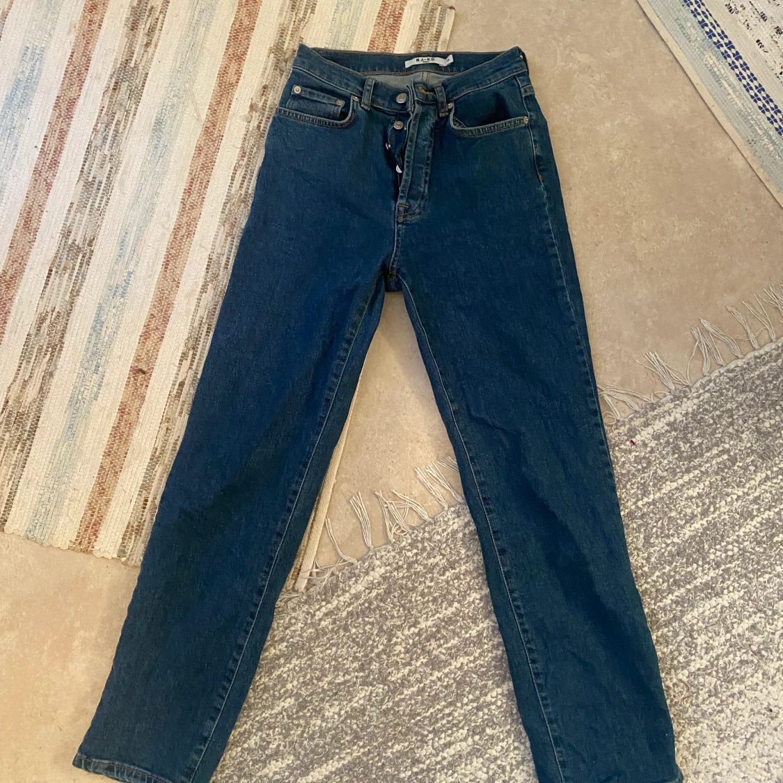 Mörk blå jeans