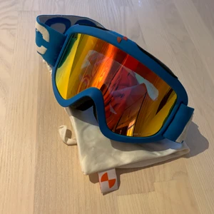 Poc skidglasögon - Ett par snygga blåa poc glasögon som passar perfekt nu till säsongen. De är i bra skick ;) nypris ca 700kr