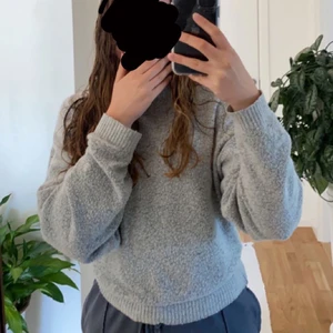 Mysig tjocktröja - Jättemysig tjocktröja! I bra skick, inga fläckar eller annat. Passar xs-m beroende på vilken passform man vill ha💞 Jag på bilden brukar ha S💞