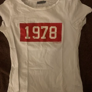 Calvin Klein t-shirts *äkta - Tre t-shirts från Calvin Klein, knappt använda, mjukt och hållbart material och inte genomskinliga. Säljer pga använder ej. Köpta för ca 300kr/st, säljer alla tre för 150kr. Har även en till annons uppe med en svart CK tshirt, köp alla för 200kr