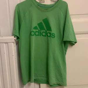 En grön Adidas t-shirt med tryck 