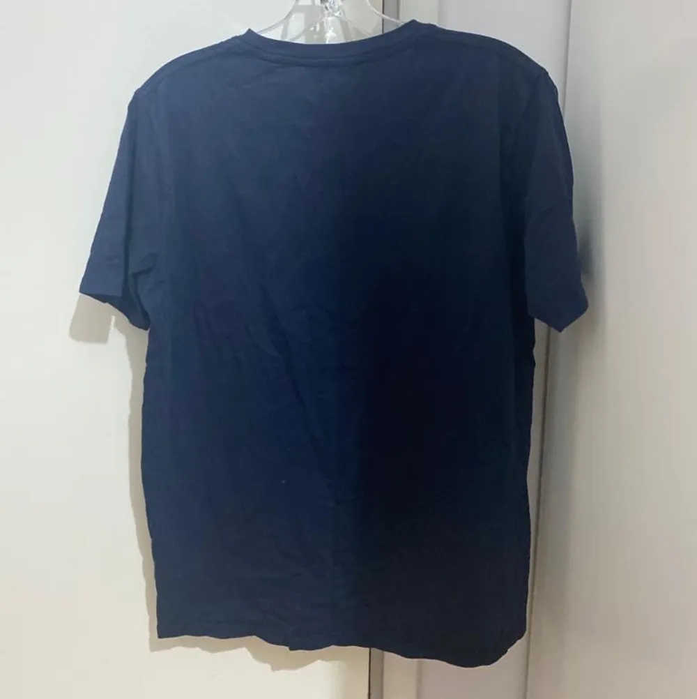 En Gant T-shirt i stl 176/S, säljs för 100 kr. . T-shirts.