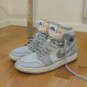 Jordan 1 London Zoom - Säljer nu ett fint par Jordans då jag slutat använda dom, dom är i bra skick och är helt äkta. Kvitto finns men lådan saknas så därför säljer jag lite billigare.