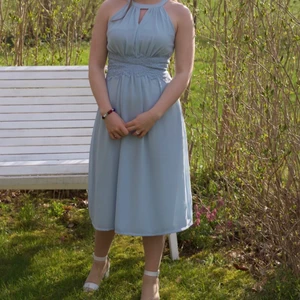 Ljusblå klänning  - Klänning från Vila. Från början långklänning men upplagd som första bilden (jag är 1.60). Strl 34 men passar även 36 Använd en gång, som nyskick! Köpt för ca 800kr. Kan gå ner i pris vid snabb affär 💓