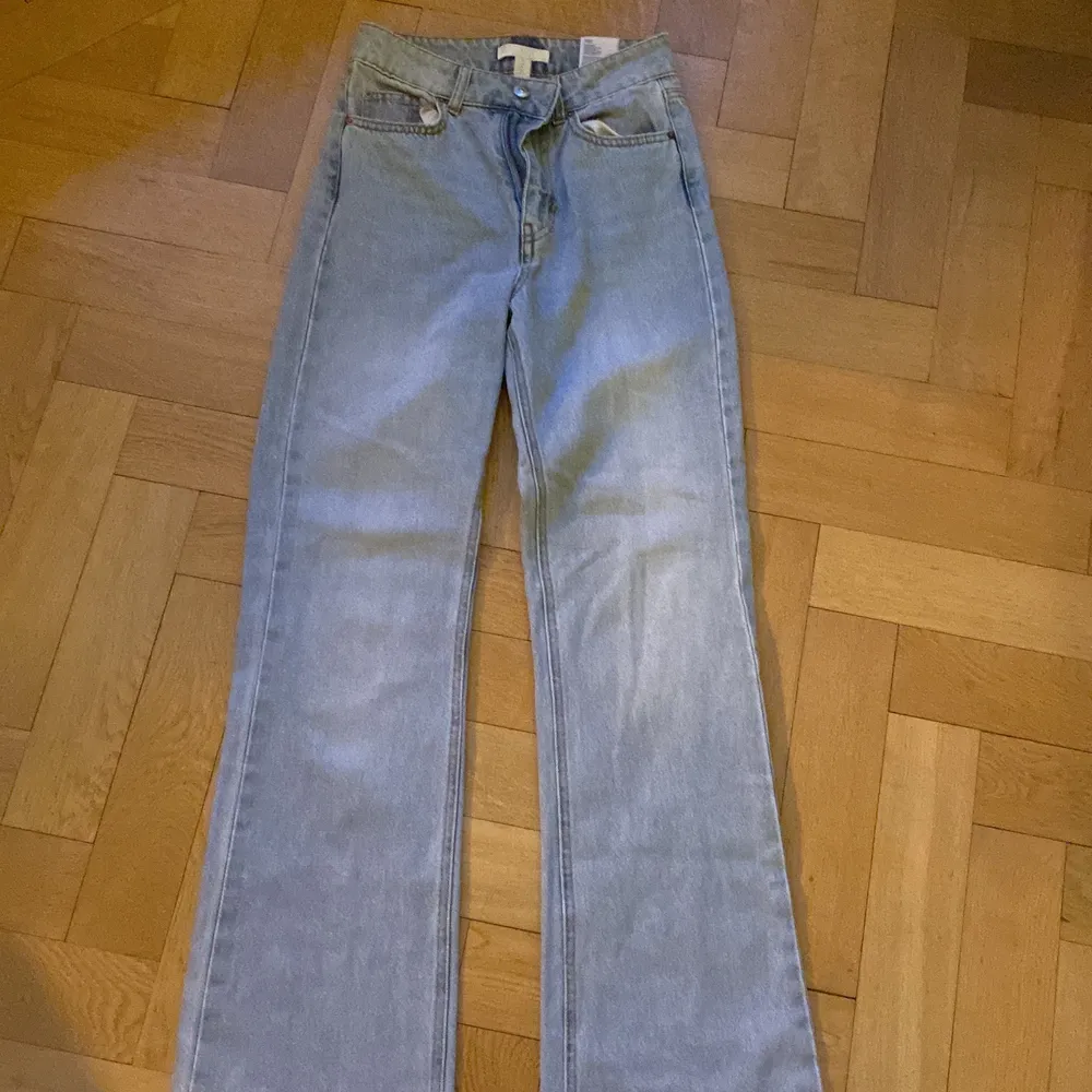 Ljusblå jeans från hm, har blivit för små för mig. Sjukt snygga, i rak modell.. Jeans & Byxor.