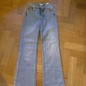 Jeans från H&M - Ljusblå jeans från hm, har blivit för små för mig. Sjukt snygga, i rak modell.