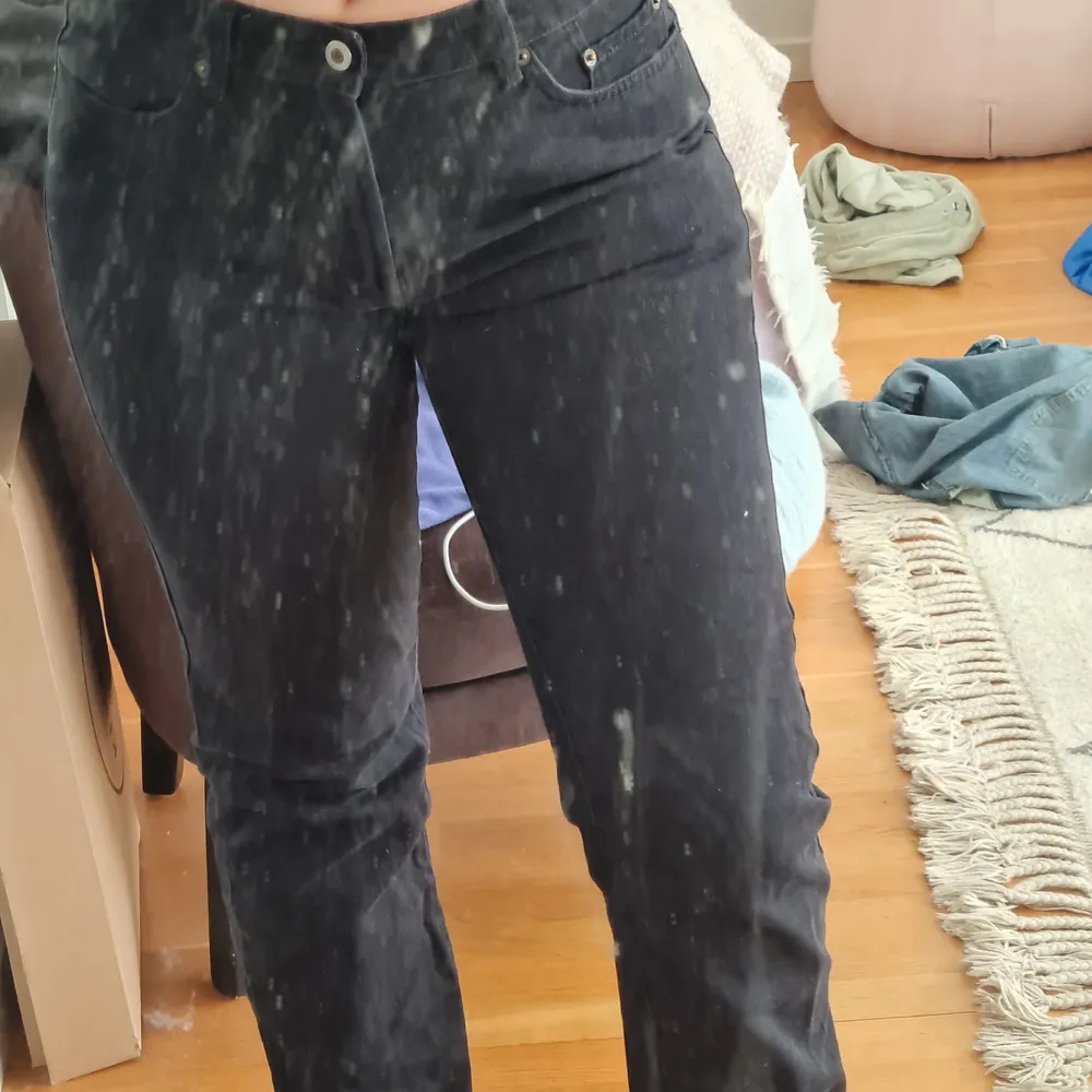 Låna svarta straight jeans köpta secound hand, jag är 170 och dem är långa på mig. Köparen står för frakten ❤🌟 storlek M/30 jeans storlek. Jeans & Byxor.