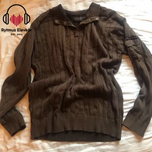 Brun tjocktröja - Brun tjocktröja med krage i strl M. Säljs av Rytmus Stockholms Elevkår, alla kläder som säljs har skänkts utav elever på Rytmus och de pengar som samlas in från klädinsamlingen ges oavkortat till WWF. Ta chansen och köp fina kläder second hand och bidra på samma gång till att bevara miljön!