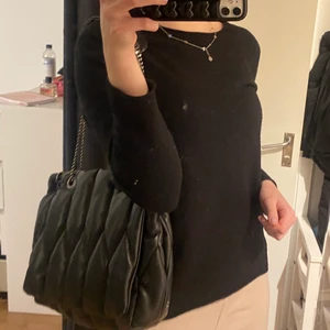 Svart axelväska zara - Säljer denna supersnygga svarta axelväska från zara som är så snygg, men får ingen användning av den längre!💕 Superfint skick och inga synliga defekter💕 