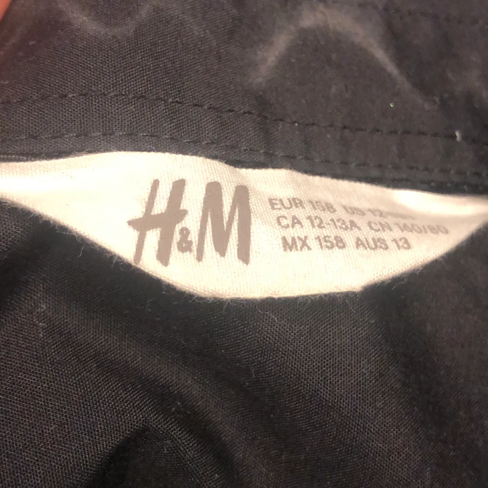 Svart skjorta från HM barnavdelning, i storlek 158/164  så typ en XS. ☺️☺️Säljer då den inte längre kommer till användning. Priset är 75kr och kan diskuteras, kan mötas upp i Stockholm eller skicka(då står köparen för frakten)✨💓. Skjortor.