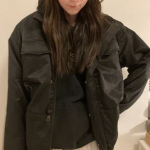 Svart bomberjacka - Svart unisex bomberjacka som tyvärr är för stor för mig, skulle säga att den passar m-xl bäst eller om man vill ha den väldigt oversized. Den har päls inuti och är väldigt varm. Skriv om du har fler frågor, köparen står för frakt :)