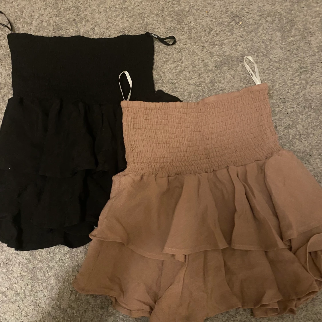 Två jätte fina Kjolarna fråN SHEIN  - 90