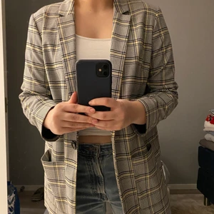 Kavaj - Rutig, lite längre kavaj. Köpt från H&M. Grå med svart och gult i😍 100 exklusive frakt men priset kan diskuteras!