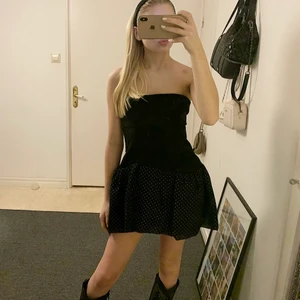 Klänning - Skitsnygg klänning från Maje! Storlek 3. Passar XS/M. Nyskick  och nypris är 2500kr , budgivning är igång 