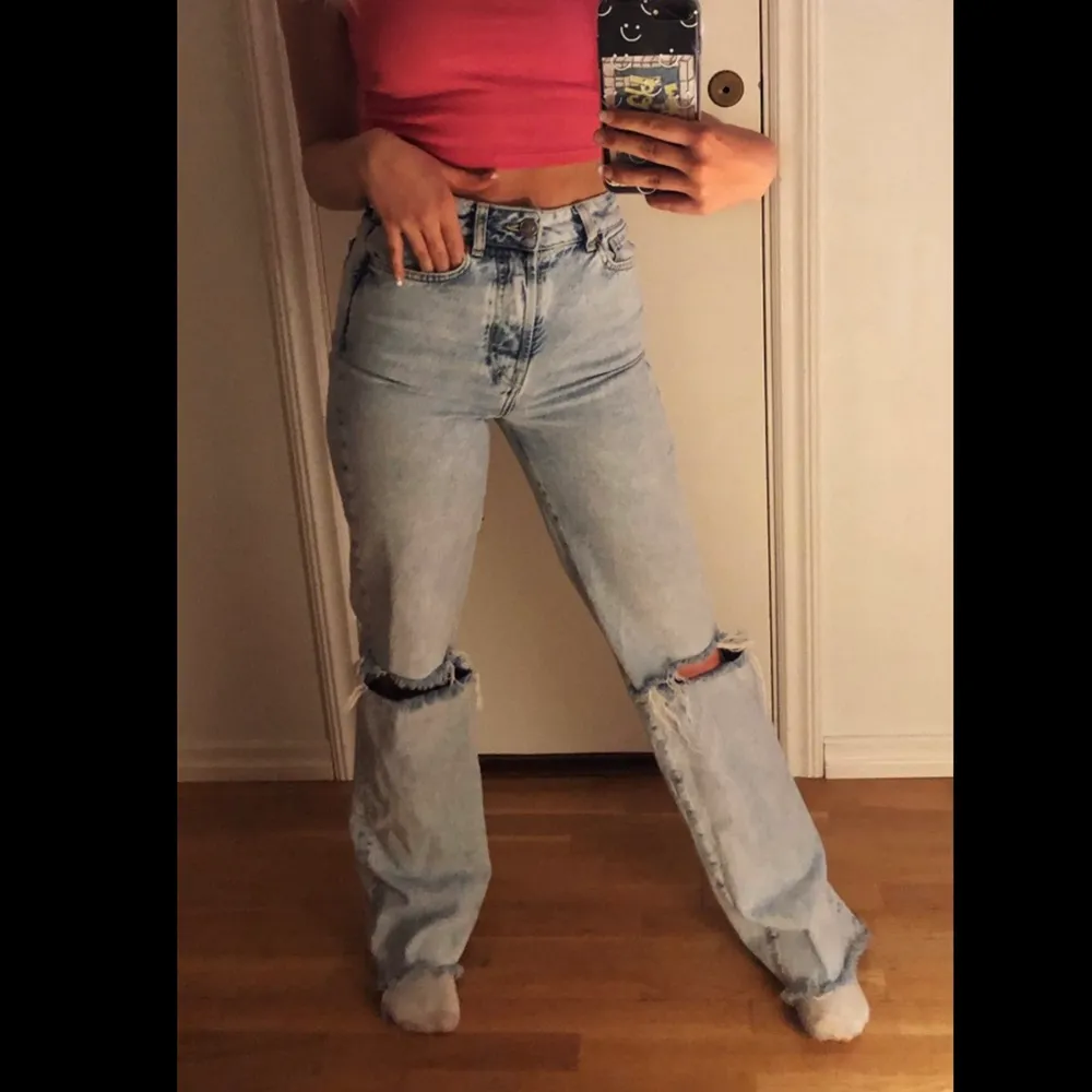 Säljer dessa snygga blåa jeans från bikbok som är lite för långa för mig och jag är ca 160. Köpta för ca 600kr, dem är använda ca 5 gånger men fortfarande super bra skick. Köparen står för frakten📦. Jeans & Byxor.