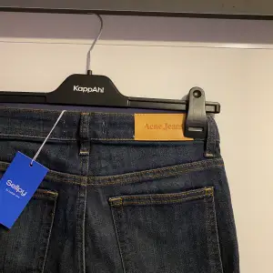 Mörkblå, midrise Acne jeans som är köpta på Sellpy. De är i princip i nyskick men säljer för att de var för små (har bara testat dem). Så snygga och passar nog bäst på någon som har XS i storlek på byxor. Skriv gärna om ni har frågor!