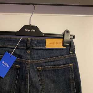 Mörkblå, midrise Acne jeans som är köpta på Sellpy. De är i princip i nyskick men säljer för att de var för små (har bara testat dem). Så snygga och passar nog bäst på någon som har XS i storlek på byxor. Skriv gärna om ni har frågor!
