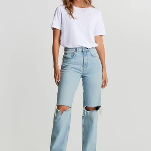 Gina Trocit perfect jeans, storlek 38 - Använda, men fint skick. Inget trasig eller så utan allt är helt. Däremot så är de lite utöjda så skulle passa storlek 40-42 också.