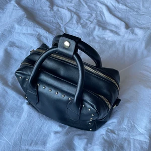 Väska  - Väska från Zara köpt genom sellpy, påminner om Zadig & Voltaire SUNNY 🤍 Eftersom den är köpt secondhand tillkommer tyvärr inget lång band, men det går att sätta på väskan. Väskan har två fack och är i väldigt bra skick!