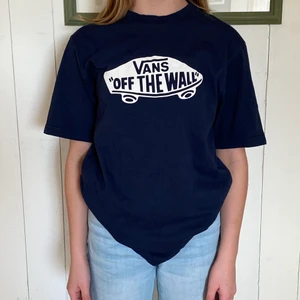 Vans T-shirt  - Skön och varsamt använd T-shirt från Vans i en marinblå färg. Den är i storlek XL (14+) men skulle säga att den motsvarar en vuxen s, oversized. Bara att skriva för mer info och bilder!😋🌜✨ Köparen står för frakt 📦