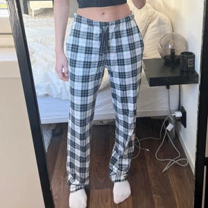 Pyjamasbyxor från Kappahl - Säljer dessa pyjamasbyxor från Kappahl som knappt är använda! Storlek XS och jag på bilden är 160 cm. Frakt tillkommer på 48 kr🤍