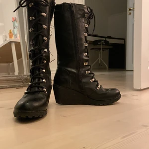 Svarta stövlar👢 - Höga stövlar 👢 i svart med snören