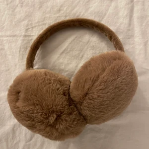 Öronmuffar - Säljer mina öronmuffar som aldrig kommit till användning då de inte riktigt är min vibe. Dem går att justera och dem är i ett super mjukt material.💖💖💖