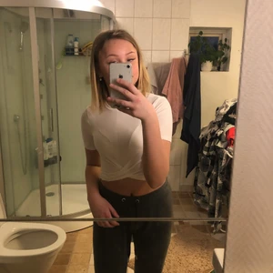 Ingen - T-shirt från H&M~ storlek xs~ pris 30~ köparen står för frakten~