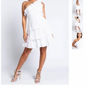 Madlady vit klänning  - SÖKER DENNA KLÄNNING FRÅN MADLADY! STL XS