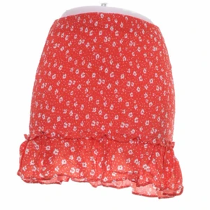 Röd kjol - Röd kjol med resor, väldigt mjuk och formar sig fint, S-M beroende på passform