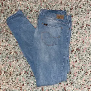 Skinny jeans från Lee. Köpta secondhand för några år sedan, aldrig använda av mig. Slitna i innebenssömmen och vid läderlappen, varav orsaken till billigt pris. Uppskattar storlek till S/M waist ca 28-29. Kan skicka mått om så önskas.