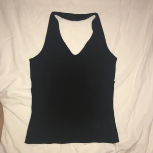 Svart topp - Cool svart topp med skitsnygg passform. Skriv för fler bilder på!
