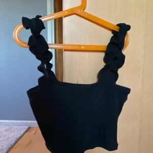 Linne - Superfint croppat linne från zara. svart. Detaljer på axlarna. Köparen står för frakten.