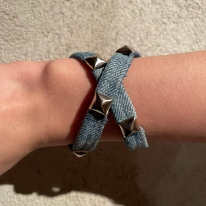 Jeansarmband  - Super coola jeansarmband! Finns i blått och grått. Enkelt 89kr+ frakt, dubbelt 129kr + frakt. 