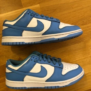 Nike Dunk University Blue - Har använt dessa ganska mycket så skicket är runt 7/10. Säljer för att jag behöver pengar. Jag står för frakten. (självfallet äkta köpta på flightclub)