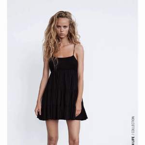Säljer en till av den svarta zara klänningen!!! Den är slut överallt och väldigt eftertraktad. Nypris 399❤️ säljer vid bra bud. Storleken är S och klänningen har ljusterbara band vilket gör att den passar många storlekar! 