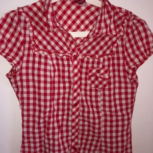 Rutig skjorta  - Supersöt skjorta från HM. I storlek 42 men passar verkligen som en 38. ❤️