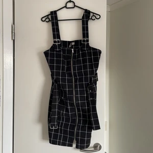 Svart känning  - Klänning från hm som endast blivit använd 1 gång, är supersnyggt att ha över en långärmad tröja🥰