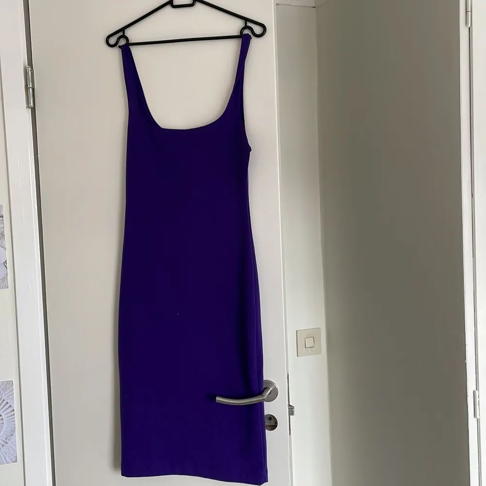 Jättefin lila oanvänd klänning från Zara, är en liten slitz på baksidan längst ner🥰. Klänningar.