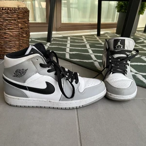 Air Jordan 1 Mid - Måste tyvärr sälja mina nya ljusgrå Jordan 1 eftersom jag beställde en för liten storlek. De är knappt använda och så gott som i nyskick💕 Lite små i storleken så skulle säga nånstans mellan 39-40 passar bra☺️ Nypris ca 2000 kr. Kan mötas upp i Stockholm annars står köpare för frakt:)