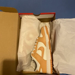 Dunk low harvest moon - Dunk low harvest moon, storlek 38,5 us w7,5, helt nya, pris 2100kr