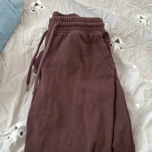 Bruna mjukisbyxor - Mjukisbyxor som är bruna sitter lite stort i midjan. Men skulle inte säga att om du är kortare och ta en mindre storlek för dom sitter bra annars. 💓 använda 3 gånger och köpta för 180kr. H&m divided.
