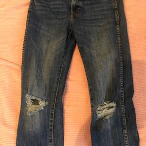 Blåa skit snygga jeans från lager 157, köpta för 250kr men kom aldrig till användning pga inte min stil. Aldrig använda, pris kan såklart diskuteras. 