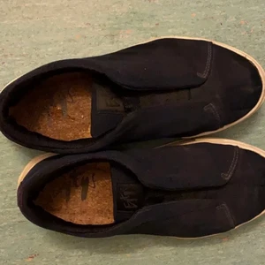 eytys skor  - Detta är ett par mörkblå slip-on eytys. Cond 7/10. Tyvärr inte kvitto kvar men de är köpta på eytys hemsida! (Behövde lägga upp den igen för sluten budgivning)