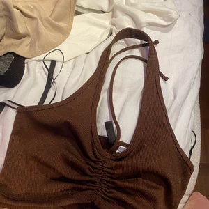 Topp  - Säljer min skott snygga topp för kan ej använda den för den e för öppen för mig