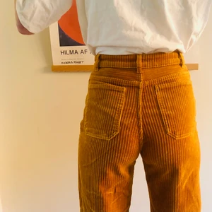 Senapsgula manchesterbyxor Monki strl 36 - Senapsgula manchesterbyxor från Monki! Riktiga favoriter som tyvärr inte passar mig längre. Stretchiga och sköna. Strl 36.